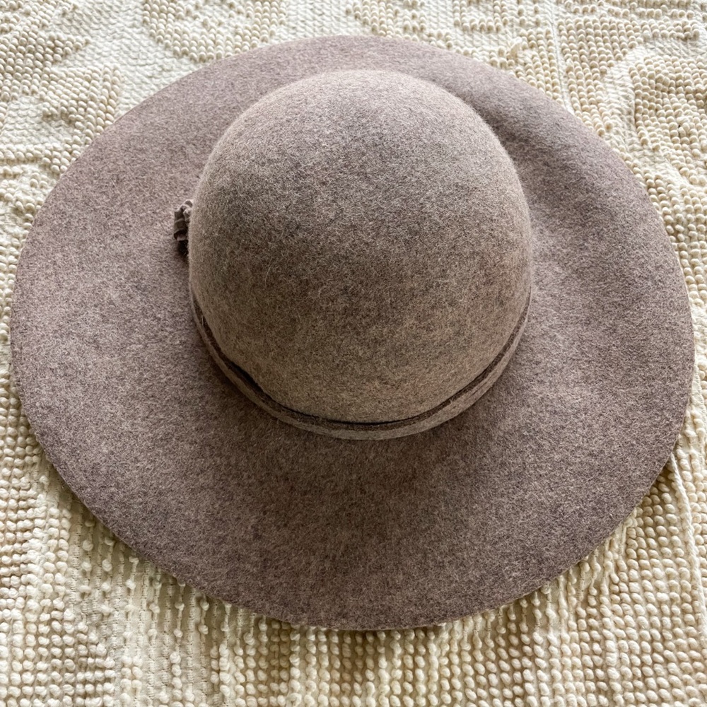 Women’s 100% wool wide brim hat by Bass.